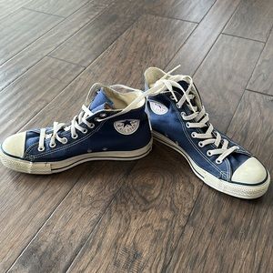 Navy Blue Chucks 💙 Converse All Stars 💙 Women’s Size 9 / Men’s 7